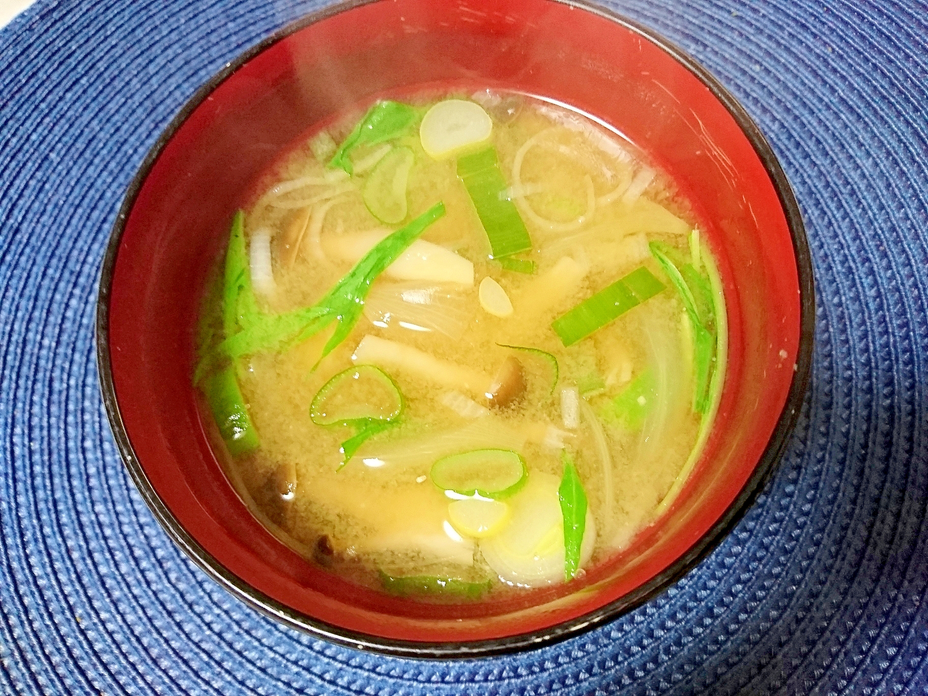 しめじと水菜と玉葱の味噌汁