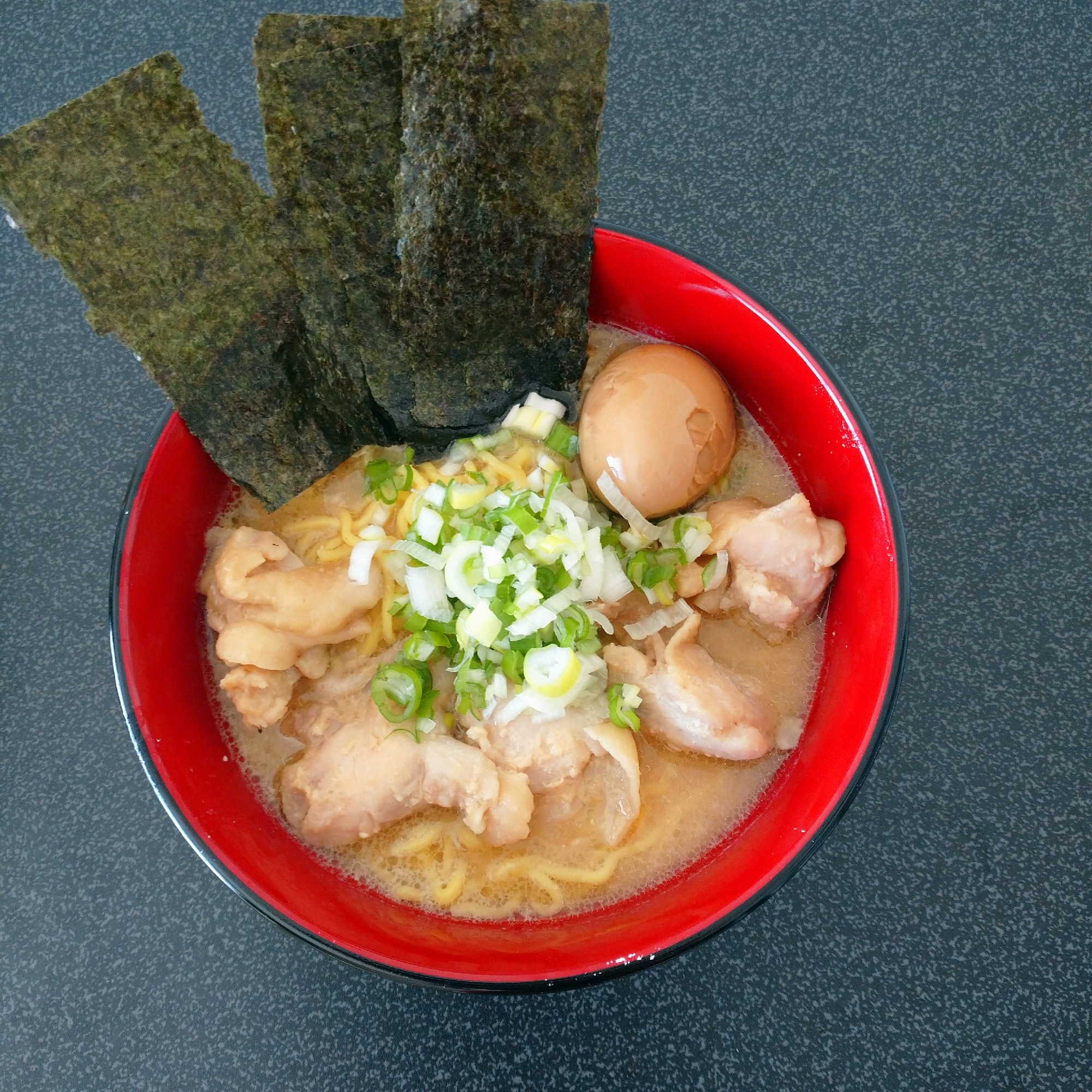 鶏肉を使った味噌ラーメン