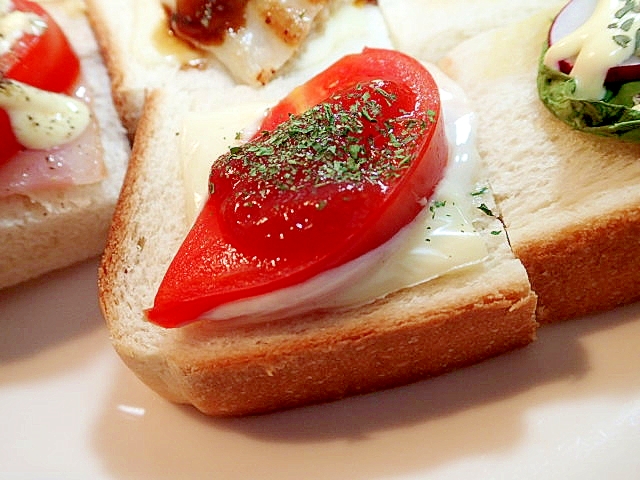 パセリ/ケチャで　チーズとトマトのミニ食パン