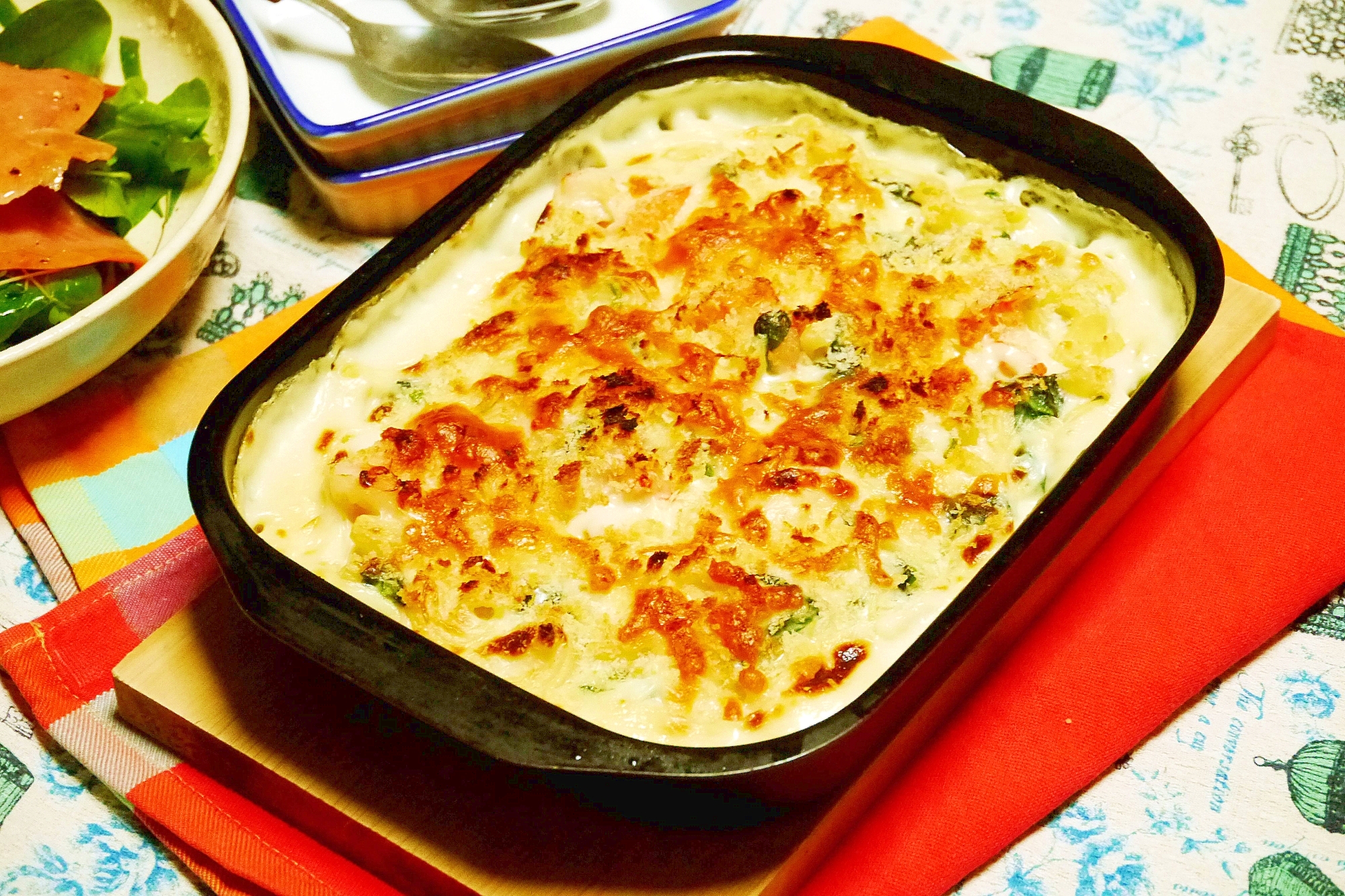 黒い器に入った、マカロニグラタン