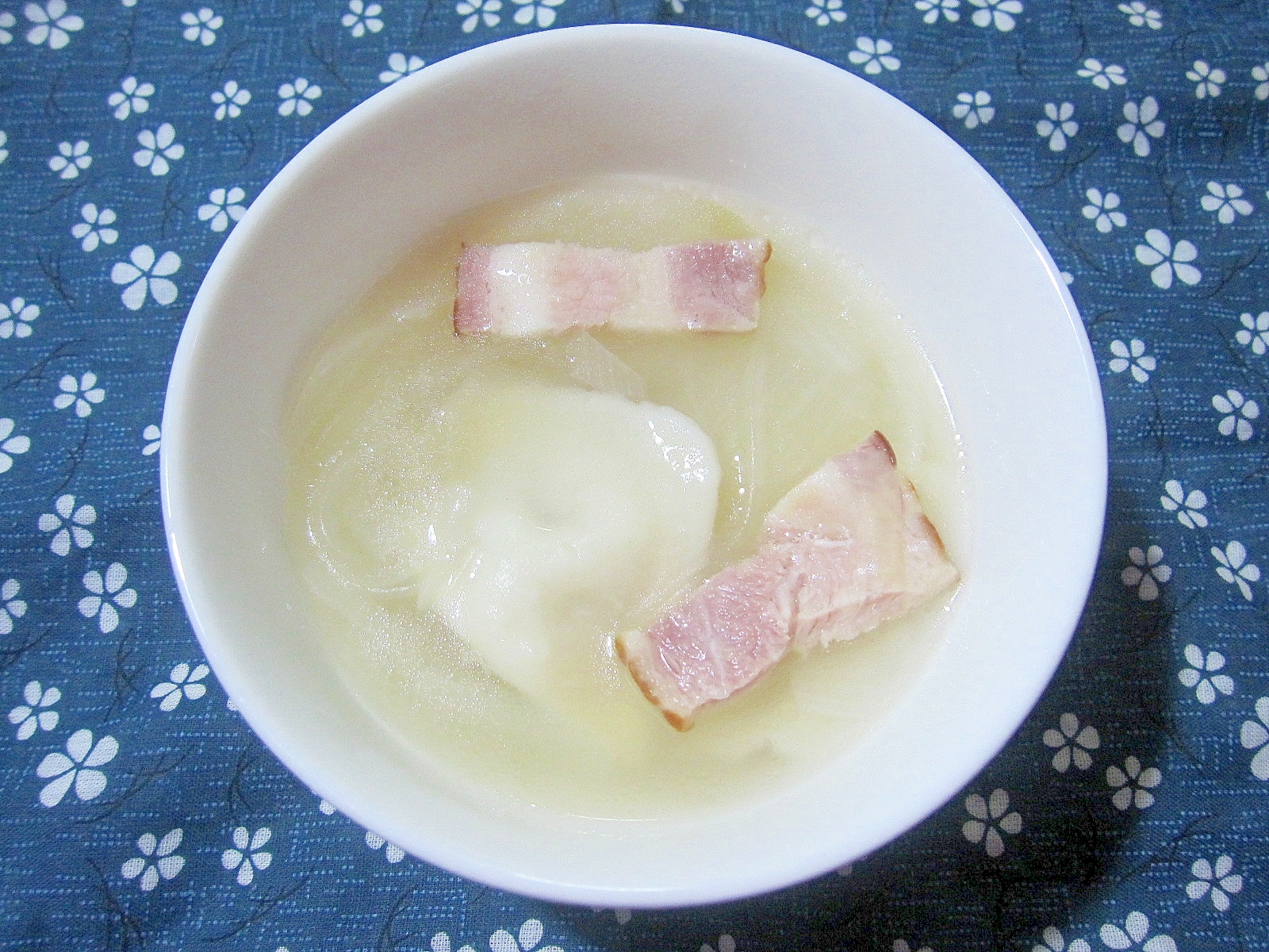 ベーコンと玉ねぎの水餃子スープ