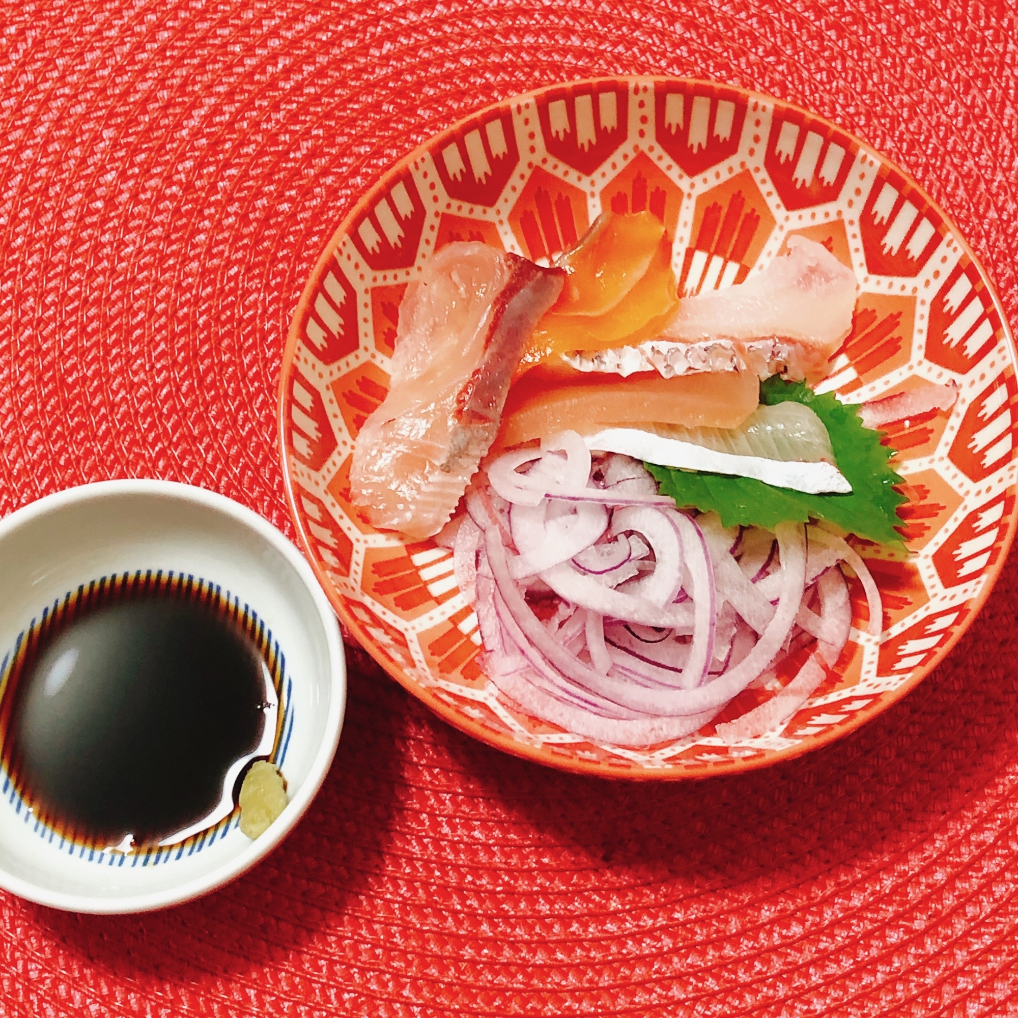 玉ねぎとお刺身盛り合わせ