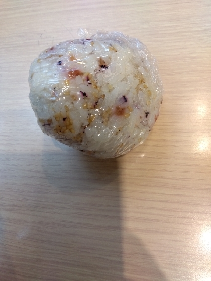 とろろ昆布とゆかりのごま油風味おにぎり