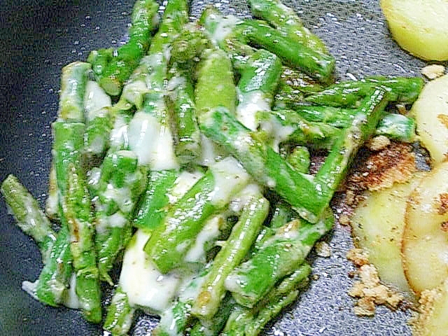 フライパンで焼いた冷凍アスパラのチーズ焼き
