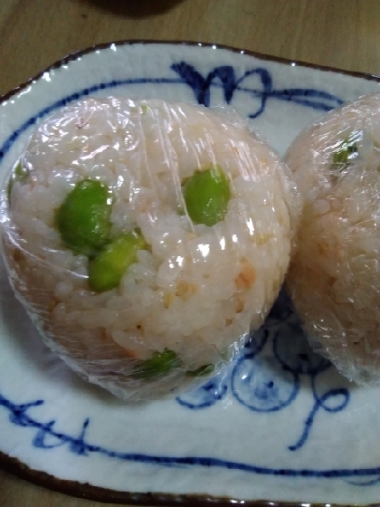 子供も大好き☆鮭と枝豆のおにぎり