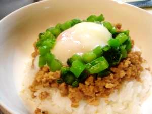 大盛りで食べたい温玉のせ豚と豆腐のそぼろ丼