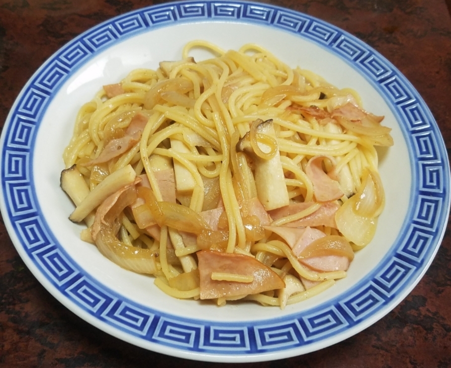 ハムときのこと玉ねぎのコンソメ醤油パスタ