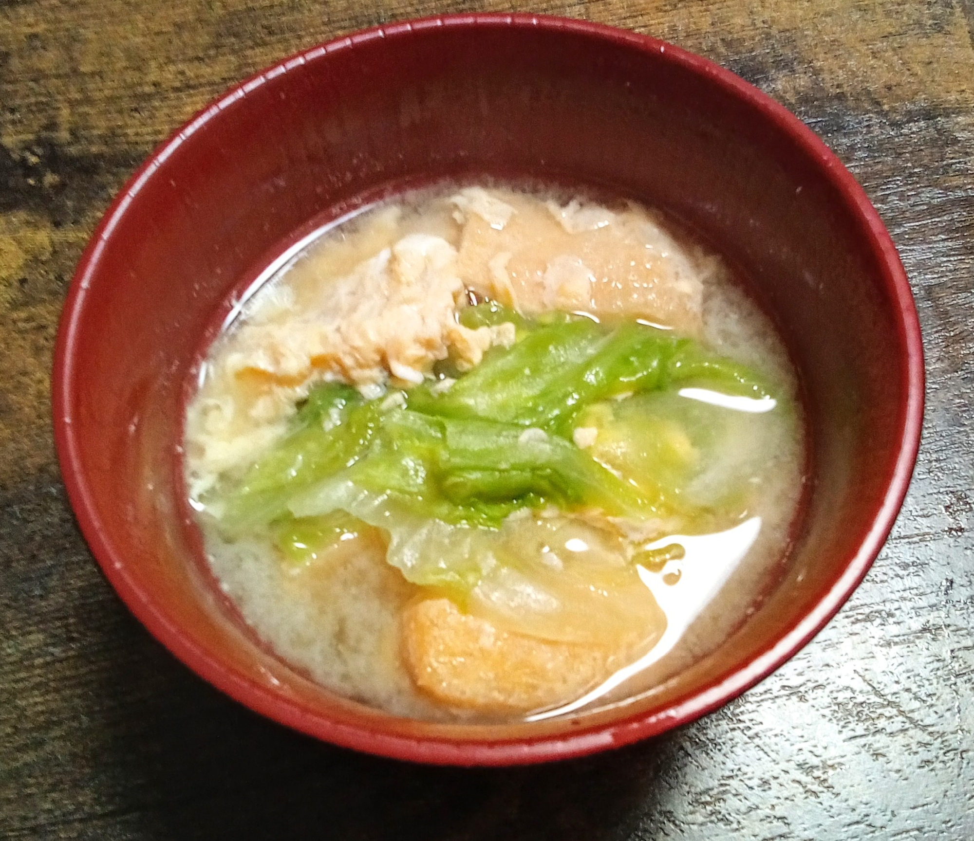 シャキッとレタスと油あげとタマゴのお味噌汁です♫