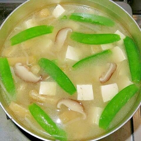 きぬさやとしいたけの具沢山味噌汁 250 レシピ 作り方 By あばし 楽天レシピ