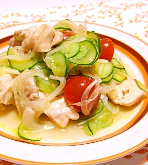 丸皿に盛られたレンジで作る蒸し鶏の野菜マリネ