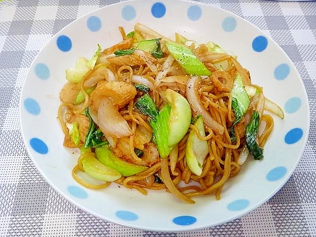 チンゲン菜と新玉ねぎ竹輪のソース焼きそば