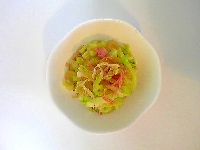 玉ねぎ、キャベツ、かにかまの中華炒め