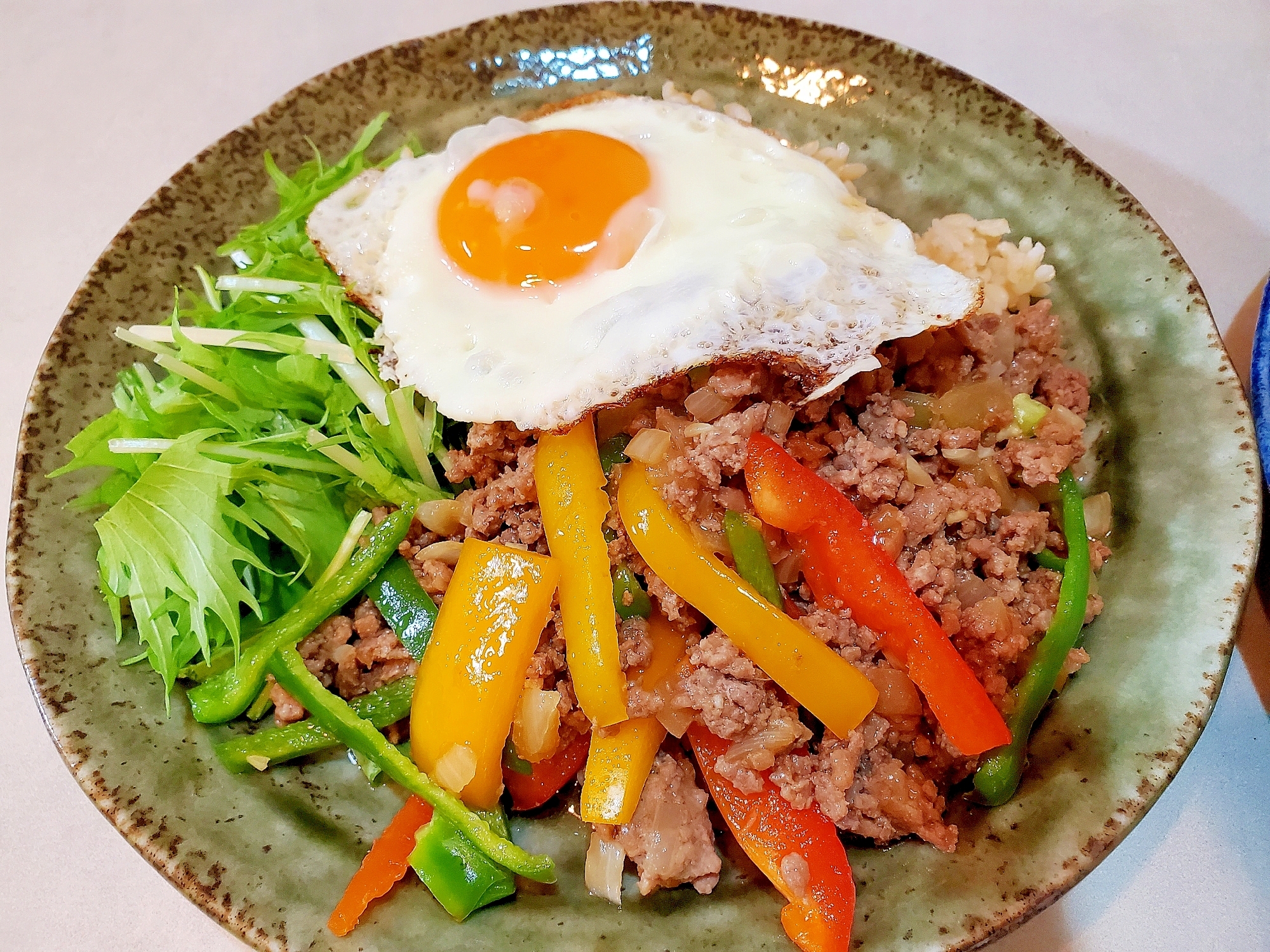 フライパン一つで簡単！ひき肉とピーマンの甘辛丼