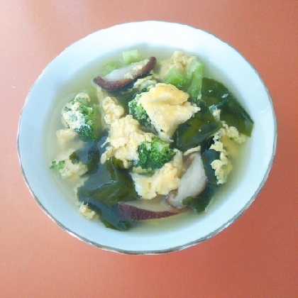 ミスチバス8823さん♪野菜、キノコ、卵、海藻入りで、理想的な栄養バランスのスープですね！中華風でとっても美味しく素敵な朝食になりましたo(^o^)o感謝です♪