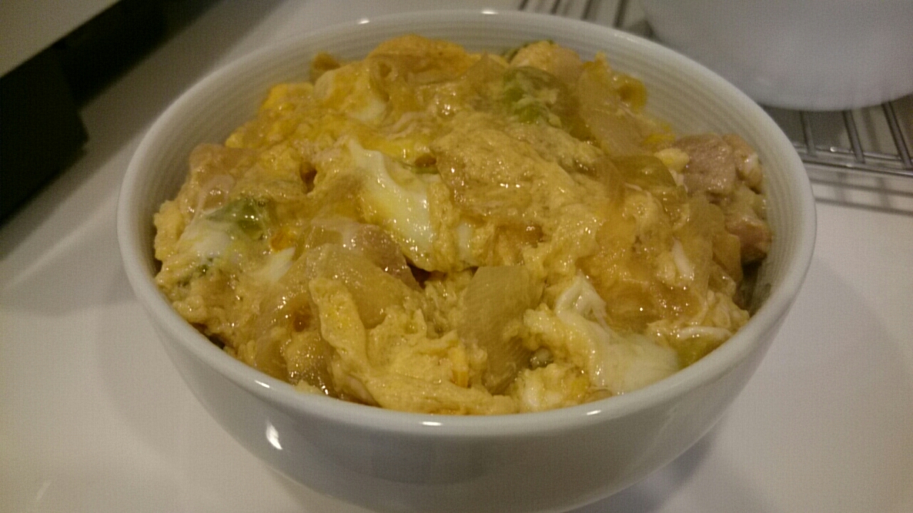 卵に片栗粉でトロッ！隠し味も♪親子丼