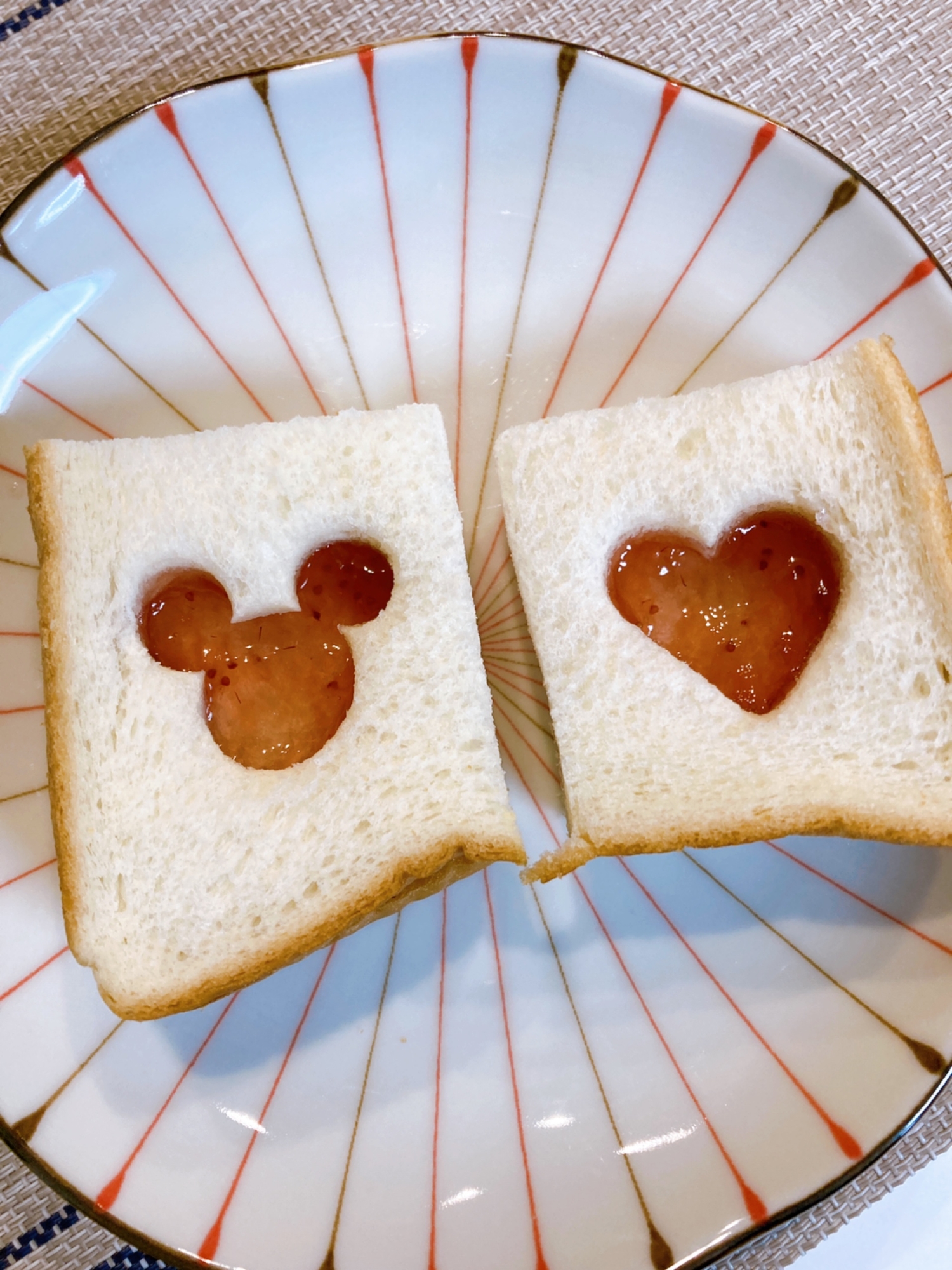 子どもの朝ごはんに！型抜きジャムサンド♡