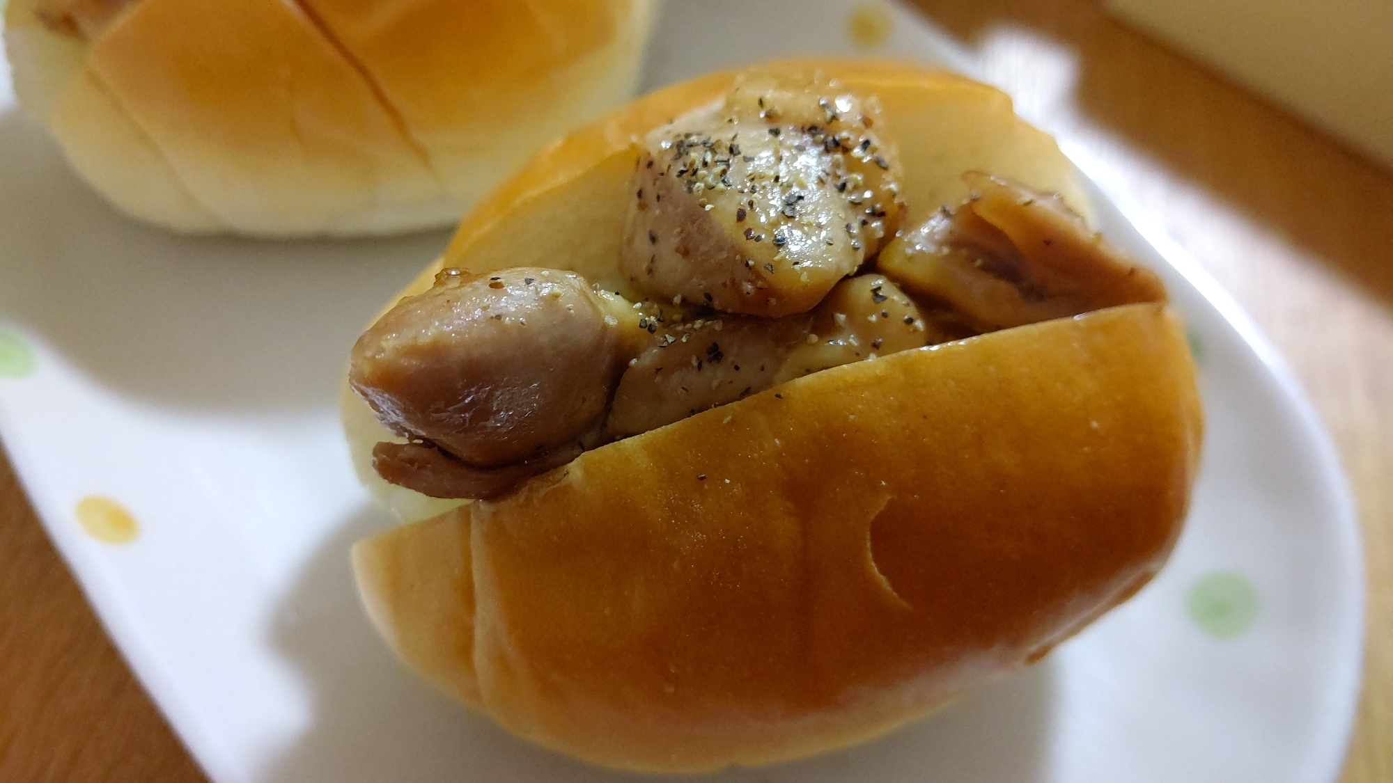 ロールパンで作る焼き鳥サンド