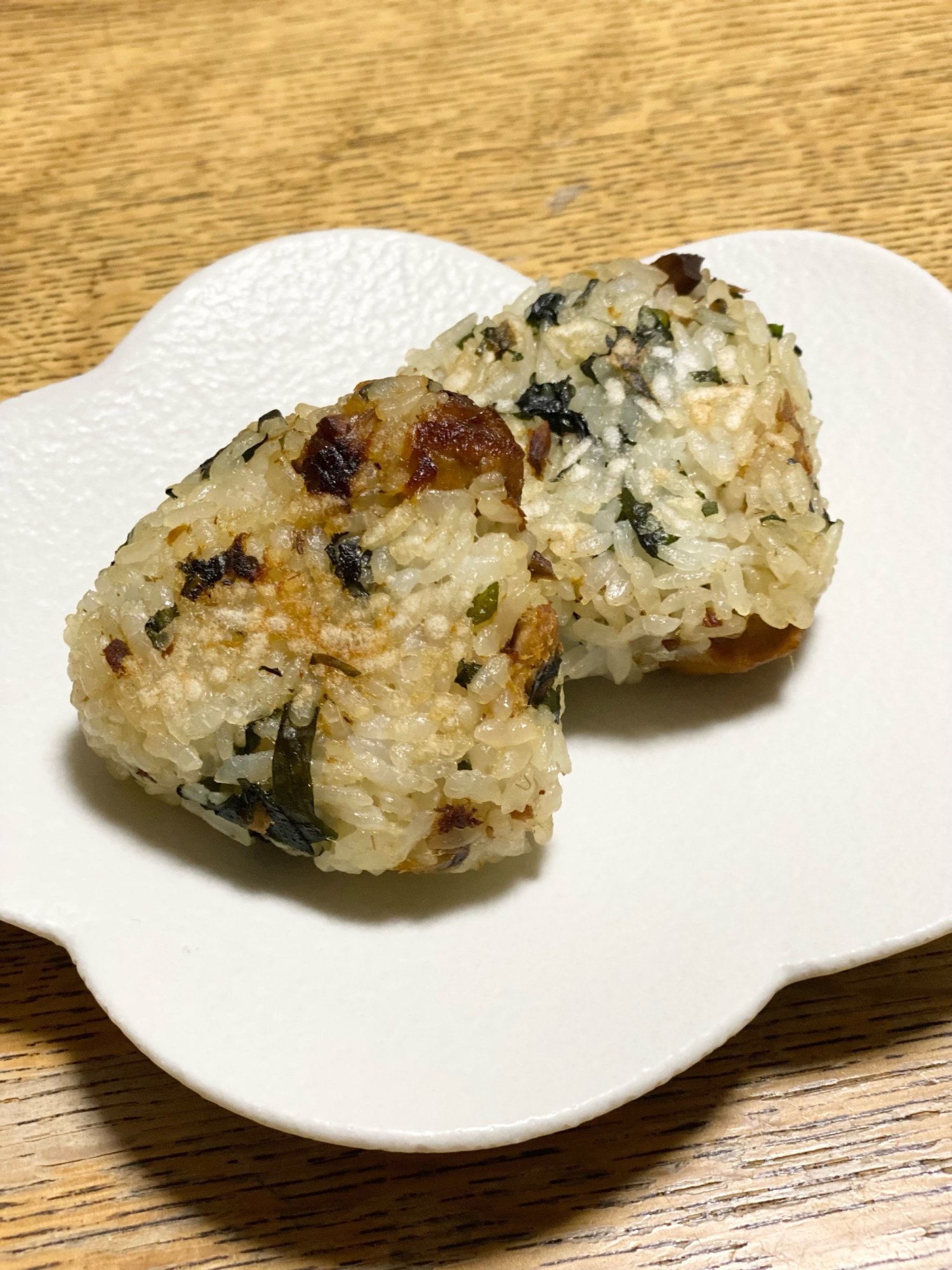 わかめご飯とさば味噌煮缶の焼きおむすび【キャンプ】