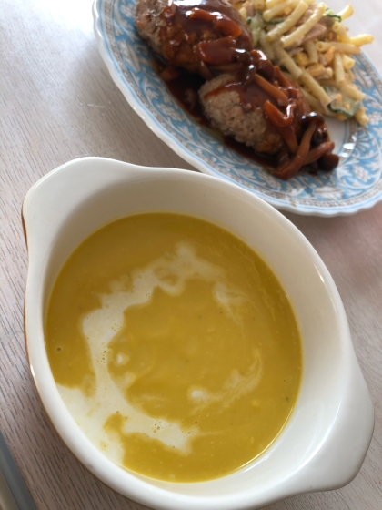 カボチャ料理は苦手なのですがレシピ通りスープにしたら、とても美味しくてペロッと平らげてしまいました(^^)これで沢山貰ったカボチャ、消費できそうです！