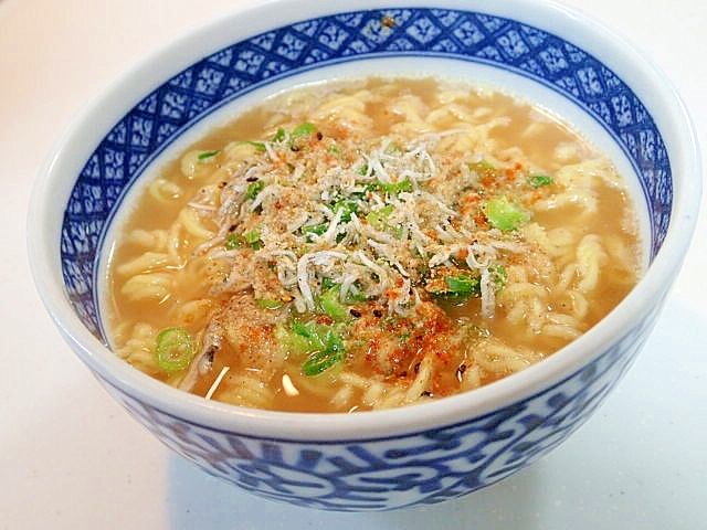 葱とちりめんじゃことごまの豚骨ラーメン