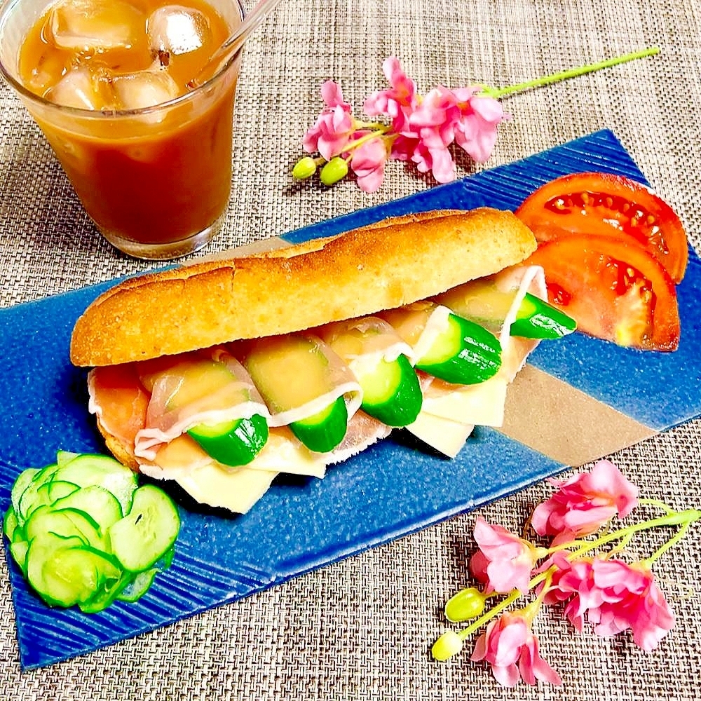 生ハムきゅうりのチーズコッペパン