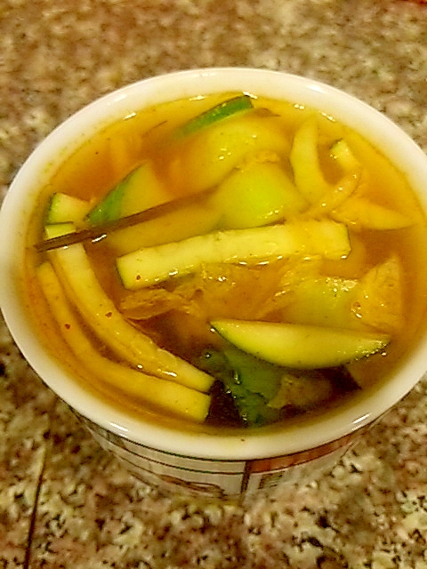 チンゲン菜とキムチのトムヤムスープ