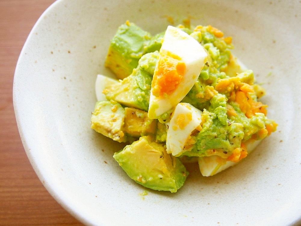 白い皿に入ったアボカドと卵のサラダ