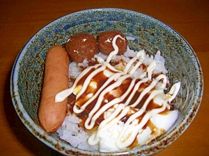 朝食に☆目玉焼き丼、ウインナー・ミートボール乗せ