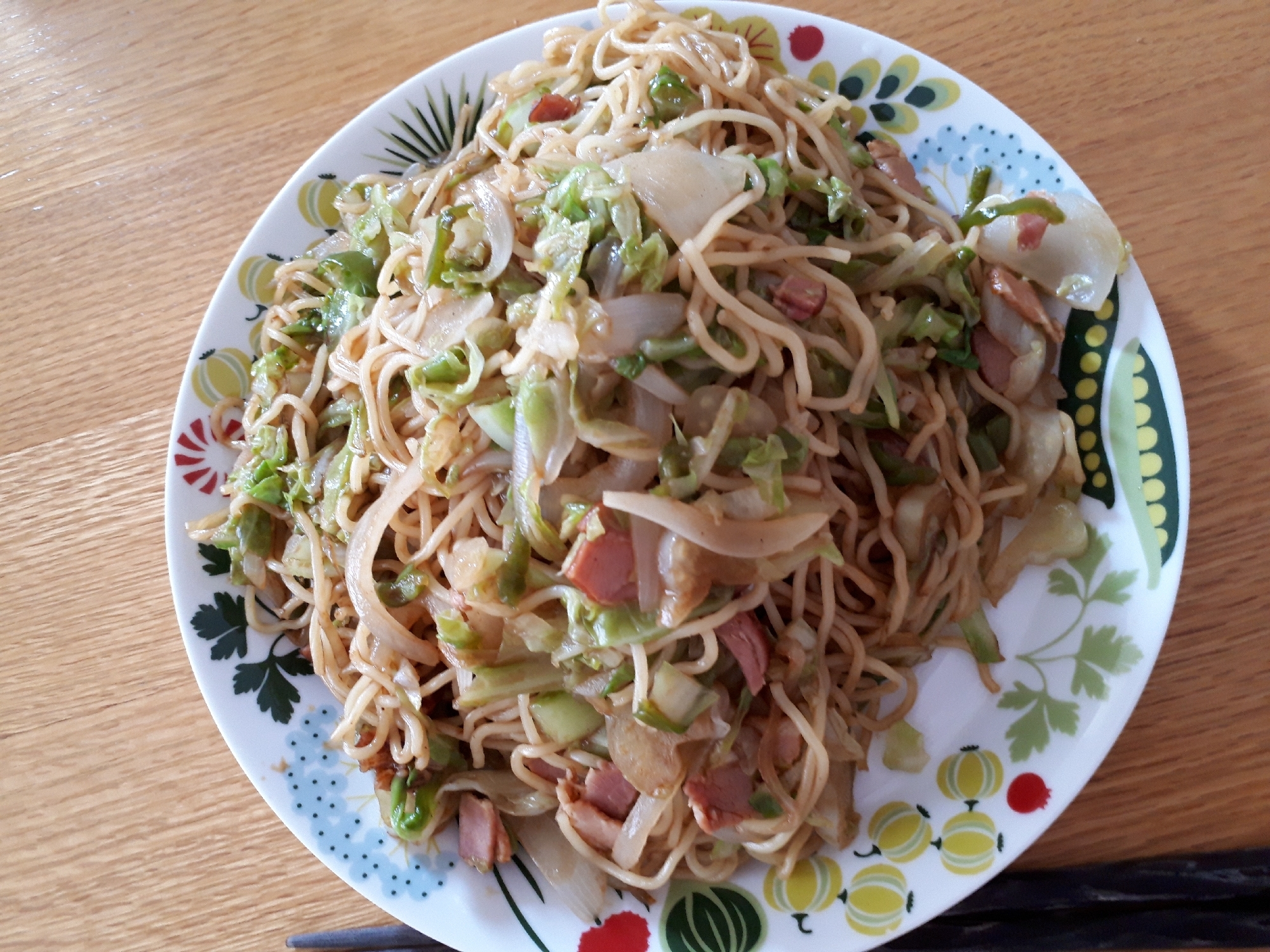 ベーコンとキャベツと玉ねぎとピーマンの焼きそば