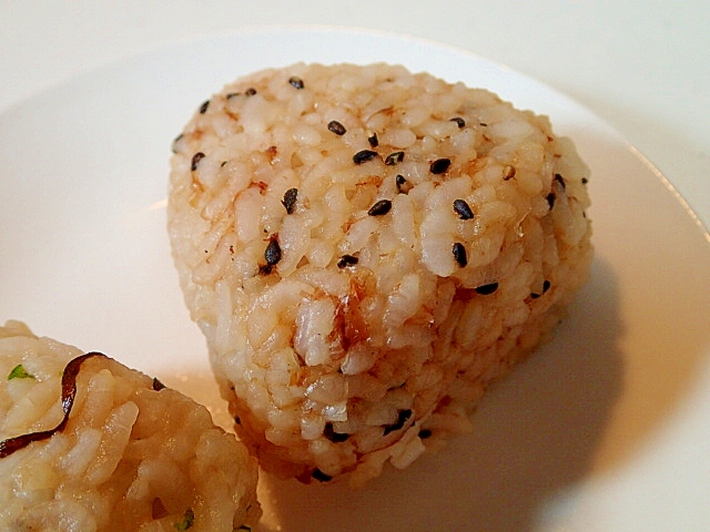 COで　黒胡麻とおかかの焼きおにぎり