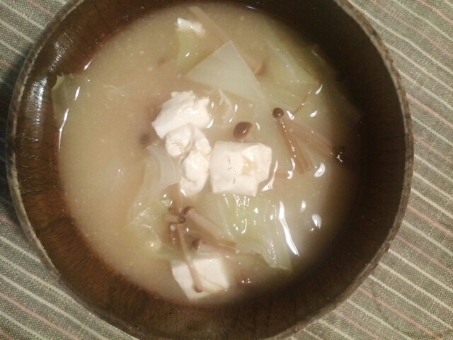 豆腐とキャベツと茶えのき茸の味噌汁