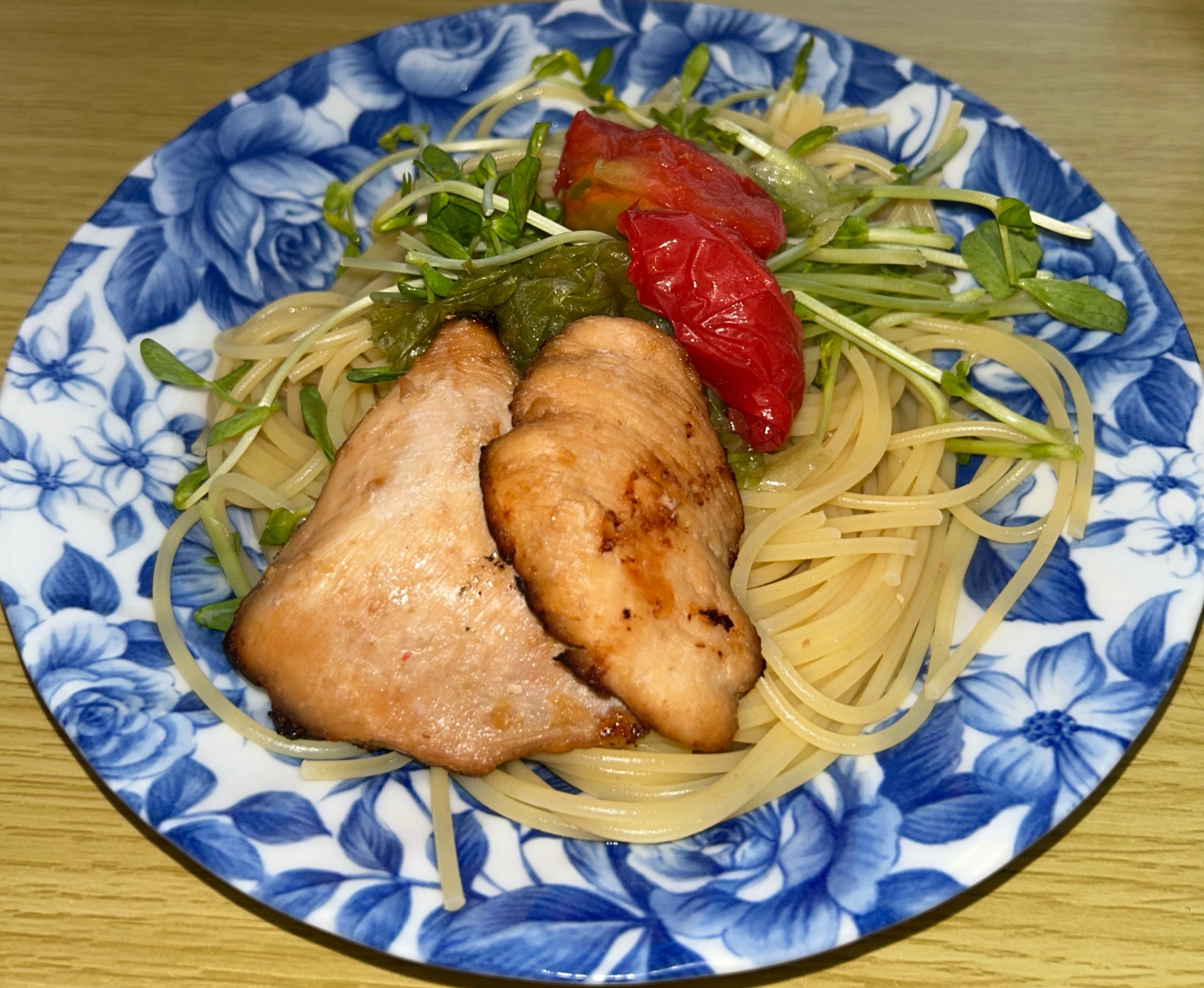 パスタサラダ豚焼き添え♫