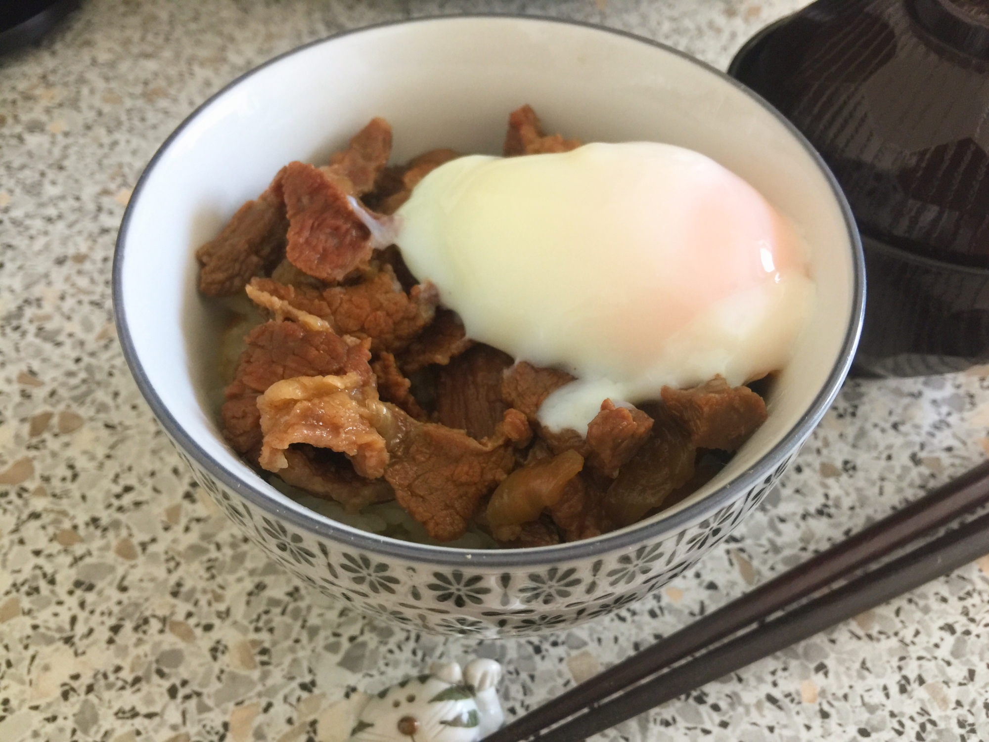 じっくり煮込んでとろとろ牛すじ丼