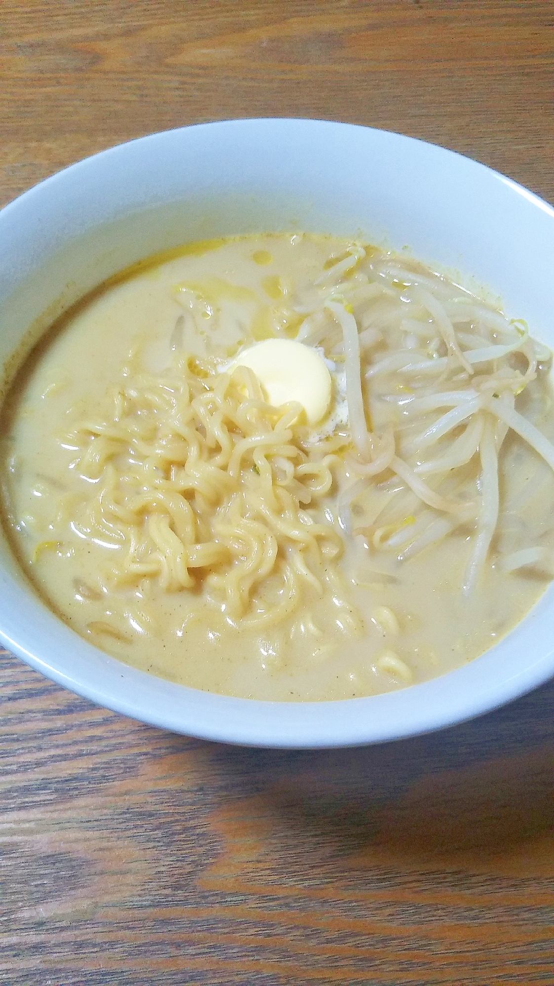 白い器に盛り付けられたみそカレー牛乳ラーメン
