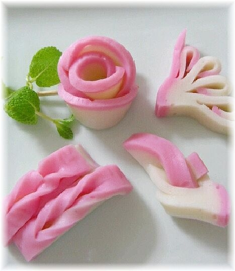 おせちに蒲鉾の飾り切り 結び 菊水 手綱 バラ レシピ 作り方 By はなまる子 楽天レシピ おせちに蒲鉾の飾り切り 結び 菊水 手綱 バラ レシピ 作り方 By はなまる子 楽天レシピ