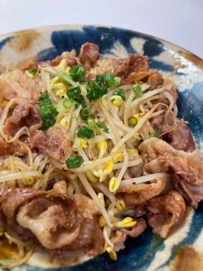 Guuママさん、豚バラ肉と豆もやしの蒸し焼きを作りました♪とても簡単で、ボリュームも満点！暑い夏にぴったりのレシピですね。お味もとても美味しかったです❣️