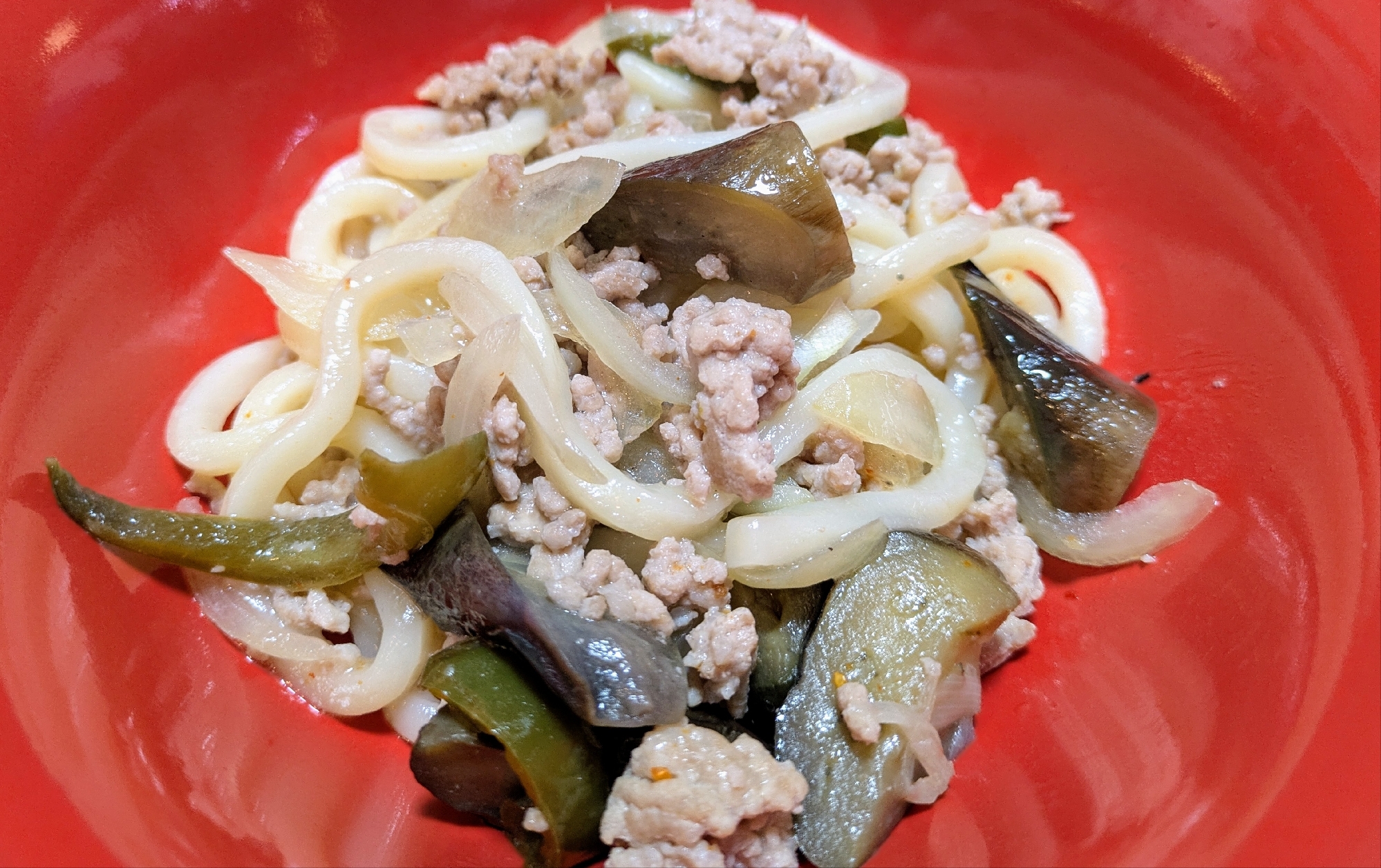 タイ風焼きうどん　ナンプラーとライムの香り