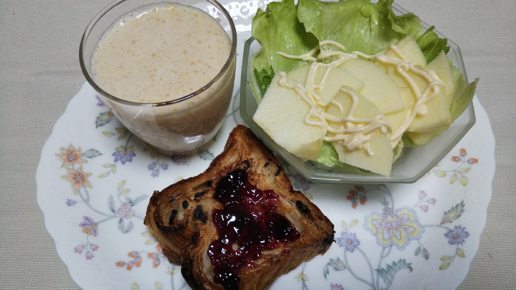 リンゴサラダとバナナみかん豆乳スムージーとトースト