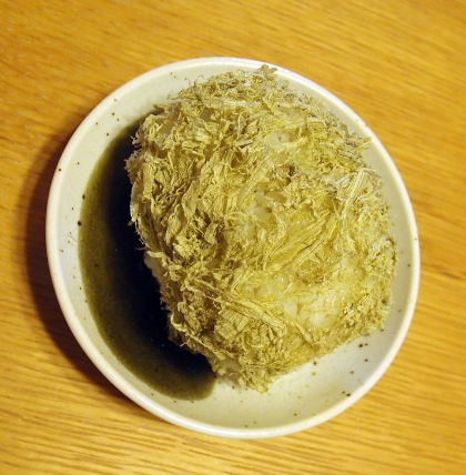 お弁当用に作りました
海苔を巻いた塩むすびも美味しいですが、とろろ昆布も良いですね
美味しかったです
ご馳走様でした