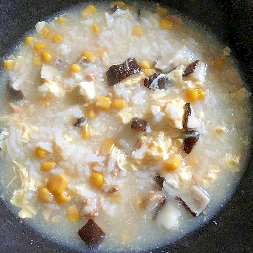 鮭缶とコーンとしいたけの卵雑炊