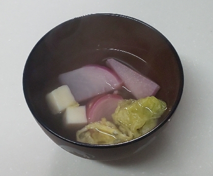 朝食に赤かぶですまし汁、かぶの葉の代わりに白菜入れて優しい味でとてもおいしかったです☘️赤かぶもまだ畑にあります✨今日やっと晴れました！お弁当も持っていきました