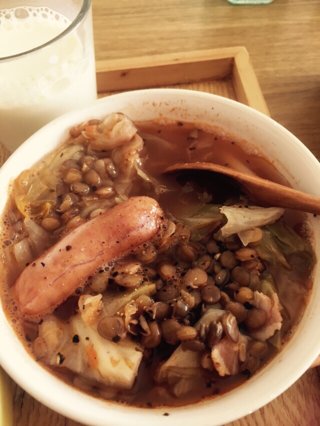 ウインナとレンズ豆のトマトスープ