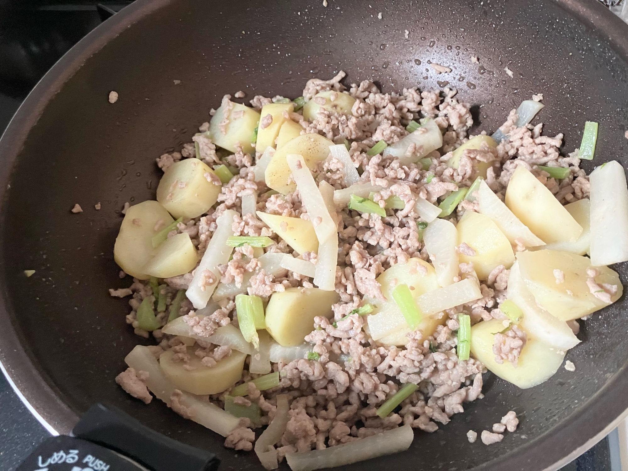 じゃがいもと大根とひき肉の味噌炒め