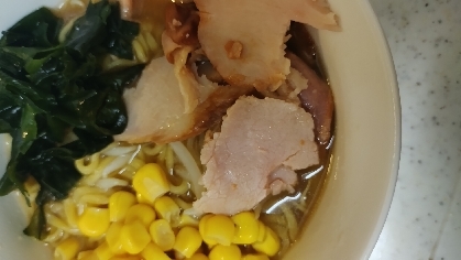 焼豚ともやしとわかめとコーン入り味噌ラーメン