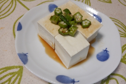 オクラポン酢和えを添えた湯豆腐