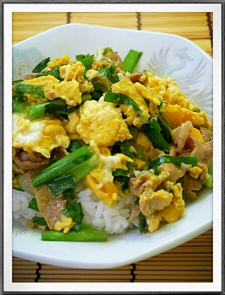 ご飯が進む♪ニラ玉丼