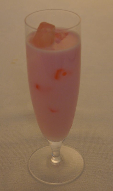 グラスの中のお花見♪桜リキュールのミルク割り