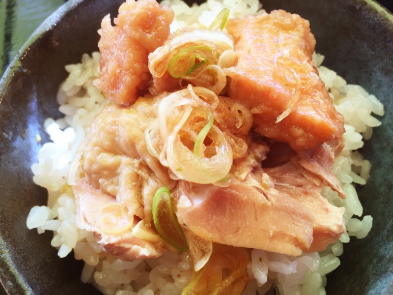 リメイク！チキンとサーモンのピリ辛ぶっかけ丼