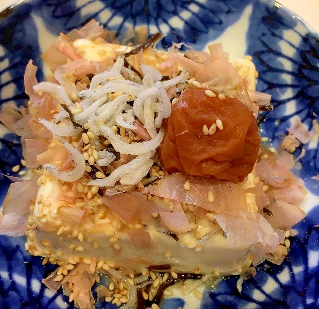 温豆腐 しらすと梅干しと塩昆布とかつお節のせ レシピ・作り方 by はわゆり｜楽天レシピ