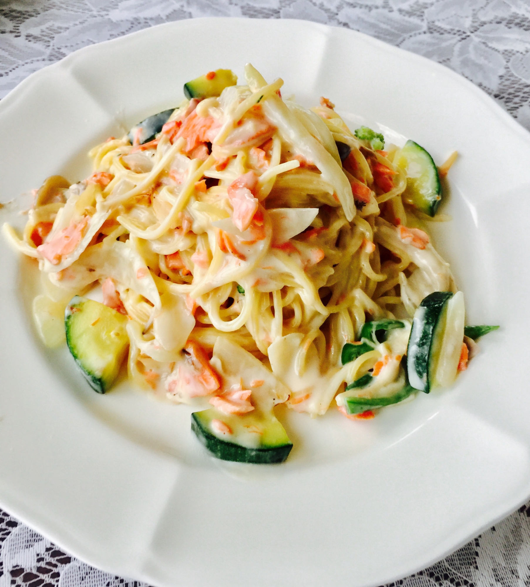 サーモンとズッキーニのクリームパスタ